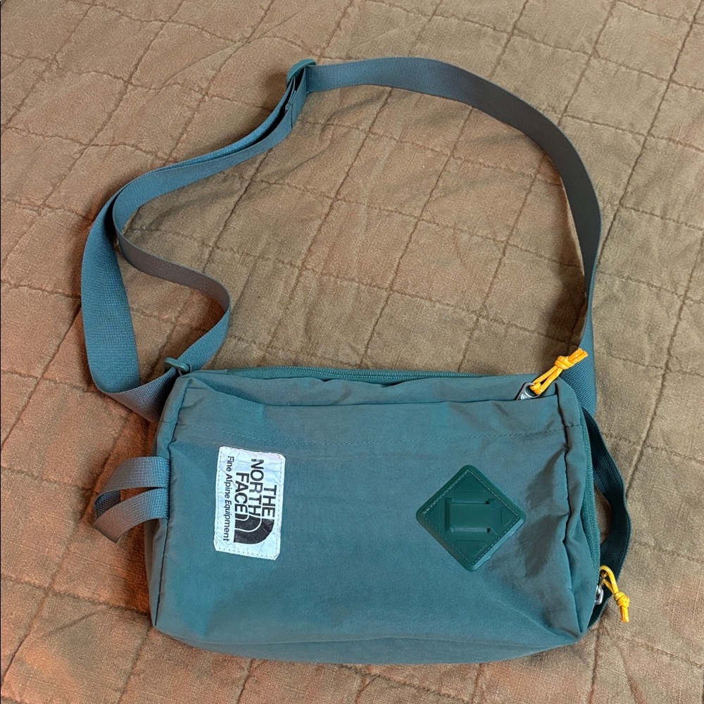 The North Face Berkeley Field Bag Over Shoulder Cross Body -Dark Sage / Green